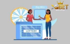 Ang Lottery Game Caller ay may inaabot sa manlalaro meron ding wheels kung saan inilalagay ang mga bolang may numero upang mag roll ang mga ito.