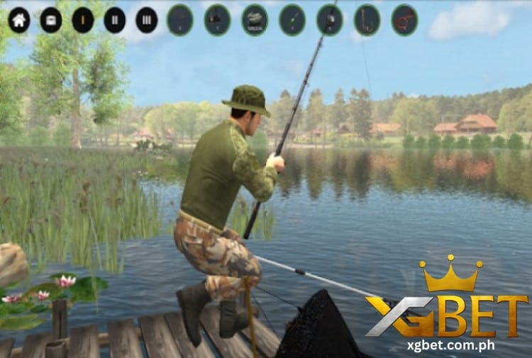 lalaking naka camo at naka sumbrero ay nakaamba ng may nahuling isda sa dalampasigan sa larong online fishing game sa tahanan lamang ay maari ka nang manghuli.